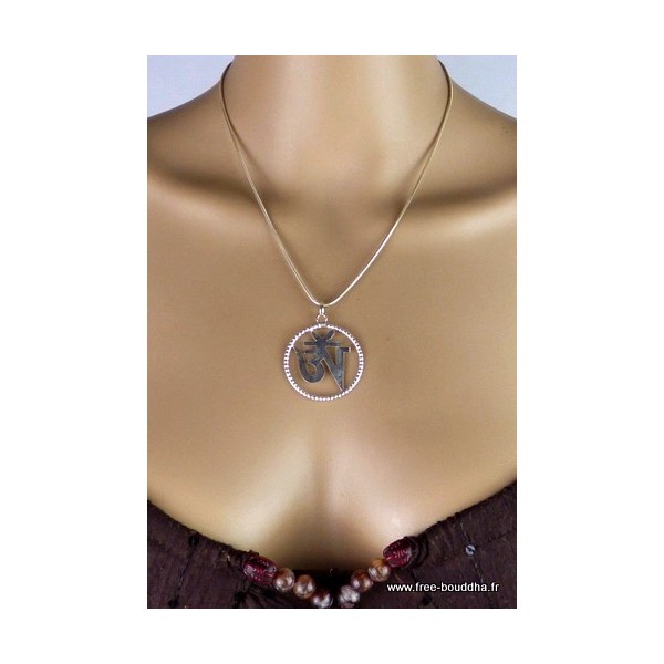 Pendentif Om tibétain encerclé métal blanc Bijoux tibetains bouddhistes ref 2339