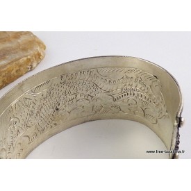 Bracelet tibétain en métal blanc gravé d'un dragon.