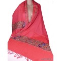 Châle rose en laine brodée motifs ethniques et perles Pashminas laine et broderies CBP12