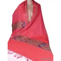 Châle rose en laine brodée motifs ethniques et perles - Châles en laine faits main