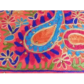 Châle rose en laine brodée motifs ethniques et perles - Châles en laine faits main