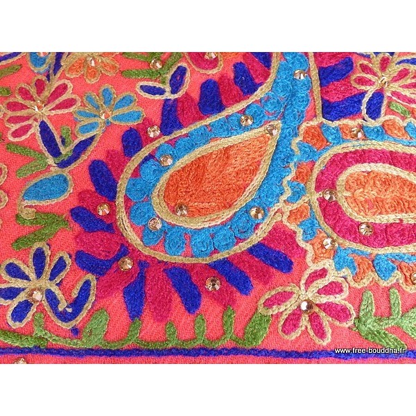 Châle rose en laine brodée motifs ethniques et perles Pashminas laine et broderies CBP12