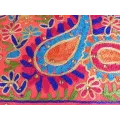 Châle rose en laine brodée motifs ethniques et perles - Châles en laine faits main