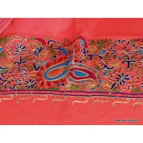 Châle rose en laine brodée motifs ethniques et perles Pashminas laine et broderies CBP12