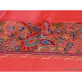 Châle rose en laine brodée motifs ethniques et perles - Châles en laine faits main