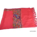 Châle rose en laine brodée motifs ethniques et perles - Châles en laine faits main