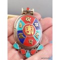 Pendentif tibétain Om et mantra de Chenrezi Bijoux tibetains bouddhistes FC2