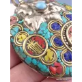 Grand pendentif tibétain bouddhiste os et métal - Pendentifs tibétains bouddhistes