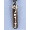 Collier tibétain Mantra vertical gravé sur os noir - Colliers tibétains et népalais