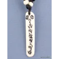 Collier tibétain Mantra vertical gravé sur os blanc - Colliers tibétains et népalais