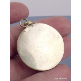 Pendentif tibétain Om sacré – Résine corail et laiton artisanal