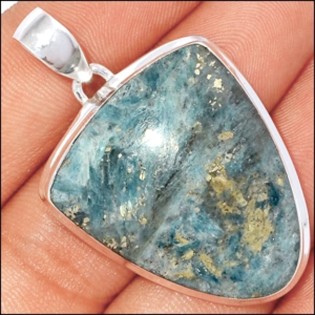 Bijoux en Pyrite sur Cyanite