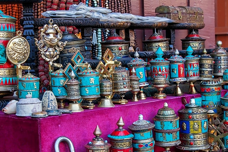 Boutique d'artisanat tibétain bouddhiste avec moulins à prières et objets rituels