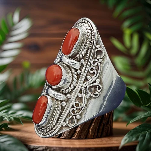 Bague tibétaine en argent ornée de corail rouge