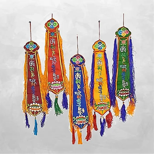 amulette tibétaine avec mantra pour voiture
