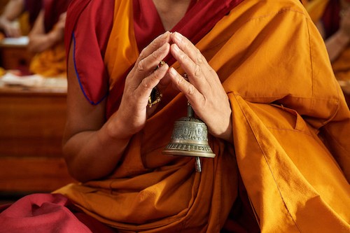 utilisation de la cloche tibétaine dans les rituels bouddhistes