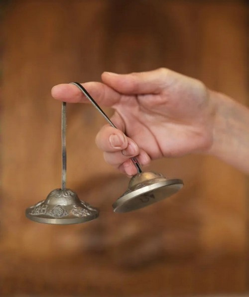 comment tenir des tingshas tibétaines