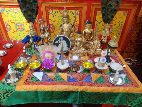 offrandes bouddhistes sur autel