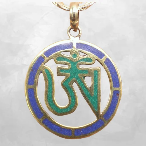 pendentif tibétain traditionnel en métal et résine