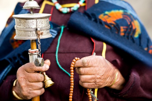 comment prier avec un mala tibétain