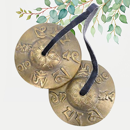 tingshas avec symbole bouddhiste om mani padme hum