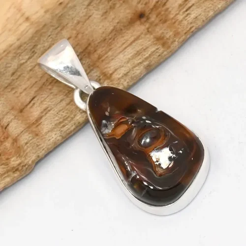 Pendentif en argent serti d'une agate de feu aux reflets orangés