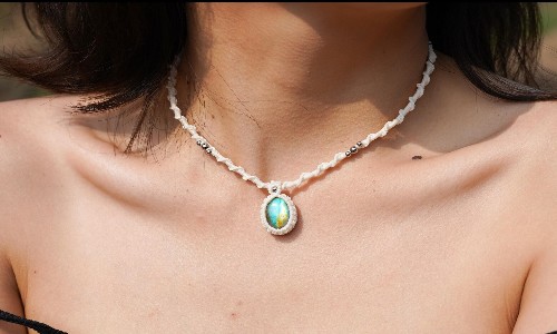 pendentif en pierre naturelle porté au cou