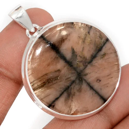 Pendentif rond en chiastolite aux contours très nets, croix noire bien définie