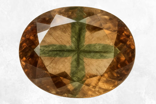 pierre andalousite facettée jaune croix verte