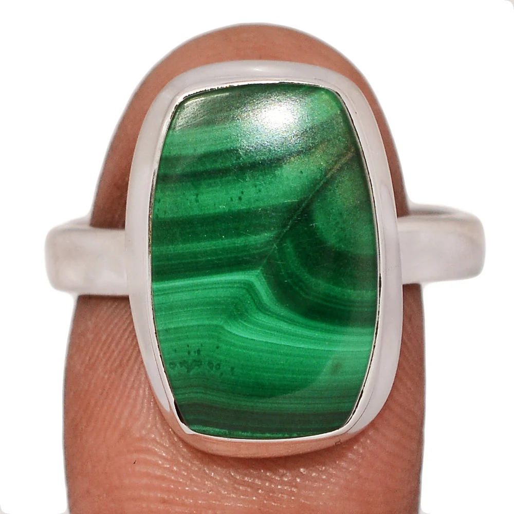 Bijou bague en malachite aux veines vertes, pierre de transformation
