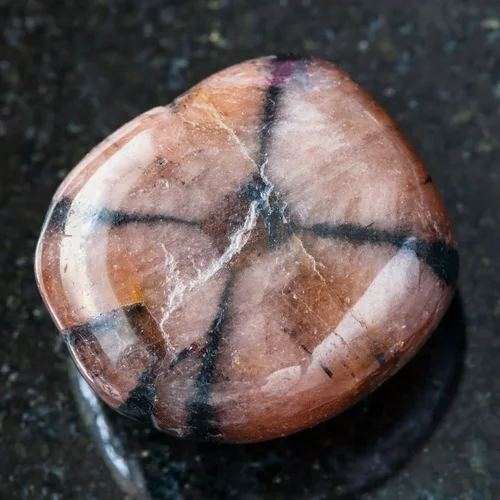 Chiastolite polie montrant la croix en graphite caractéristique