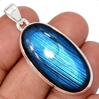 Pendentif en labradorite aux reflets bleutés, pierre d'ancrage et de protection