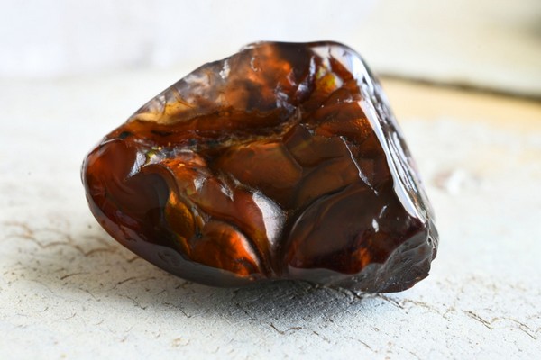 Pierre d'agate de feu aux reflets orangés et irisés