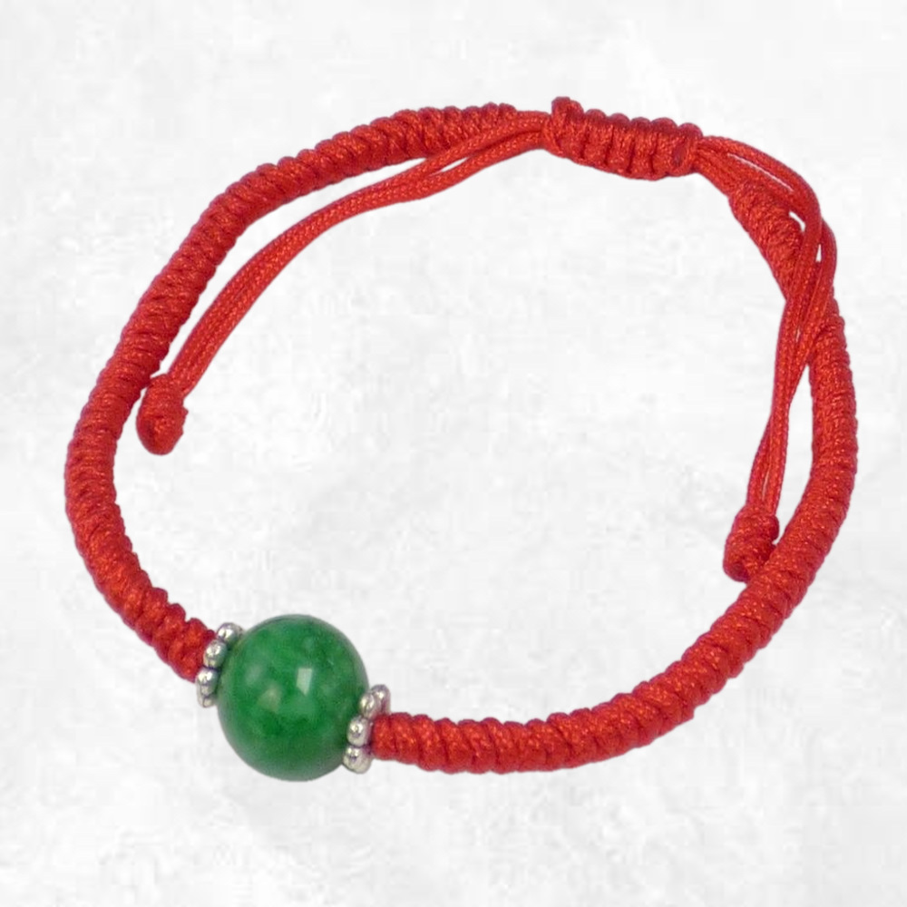 bracelet rouge avec perle verte
