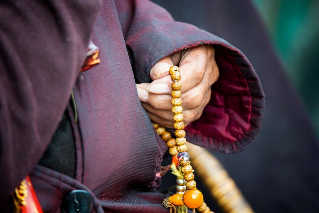 mediter avec un mala authentique en graines de lotus