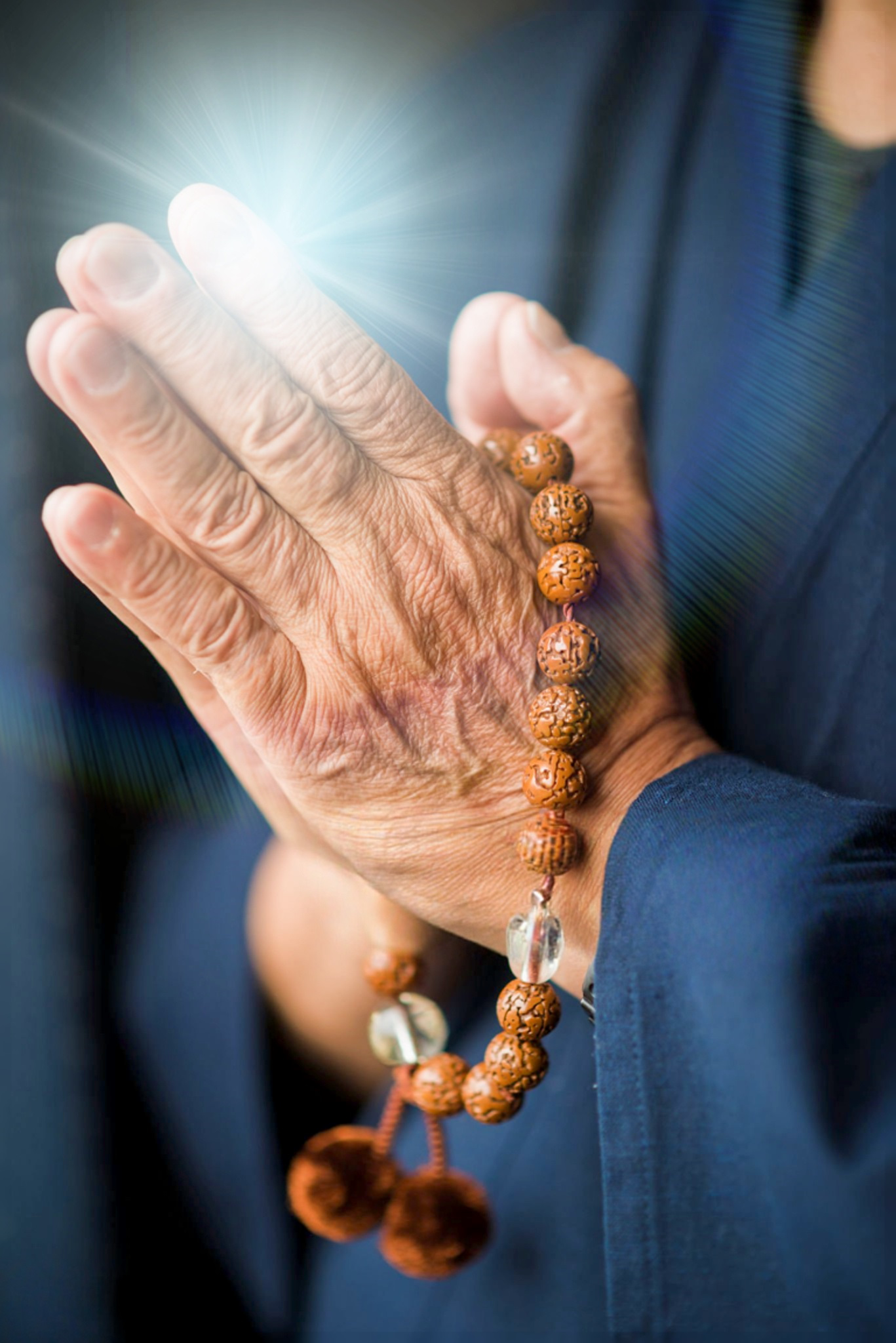 mediter avec un mala en rudraksha
