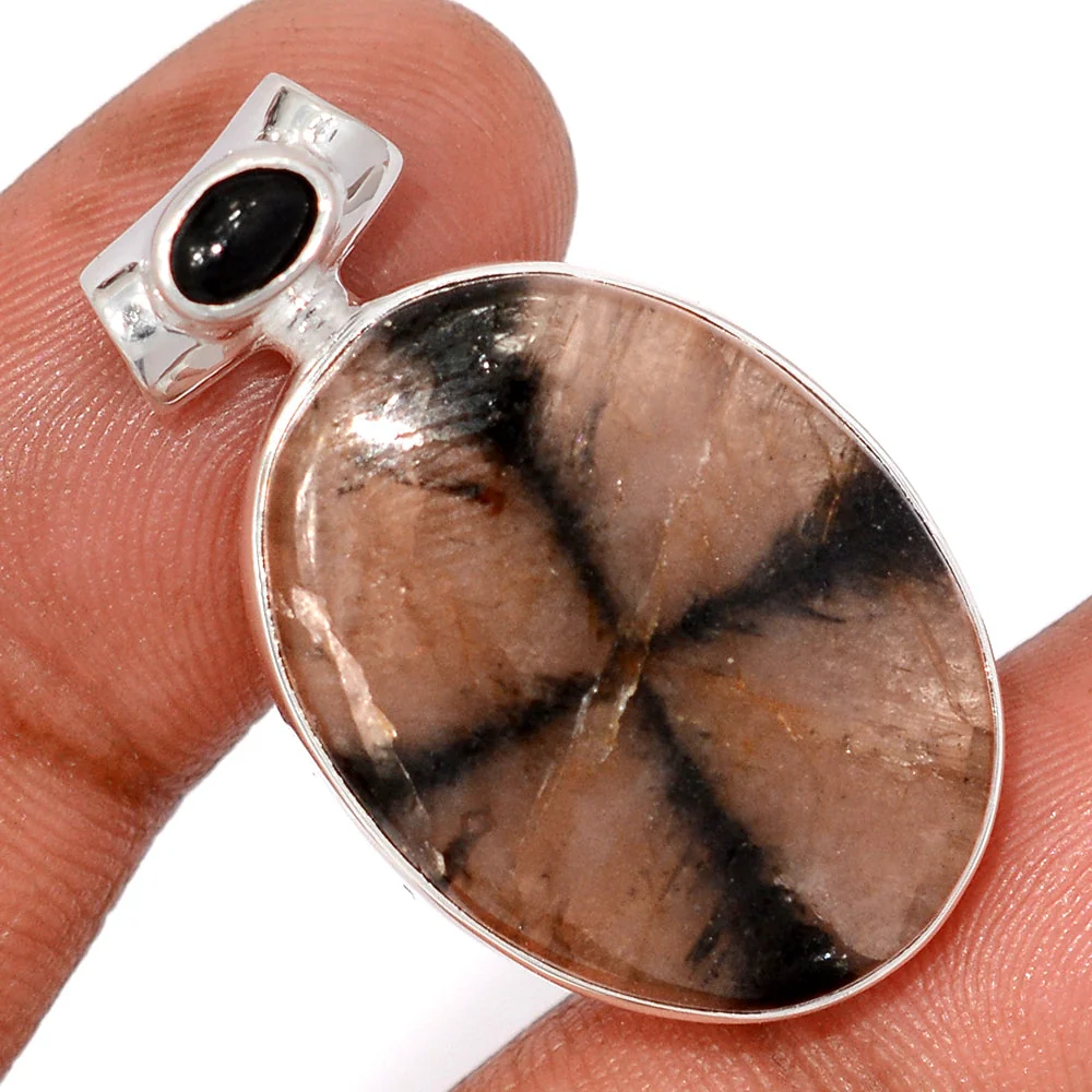 Photo macro d'une chiastolite mettant en valeur le motif croix naturel