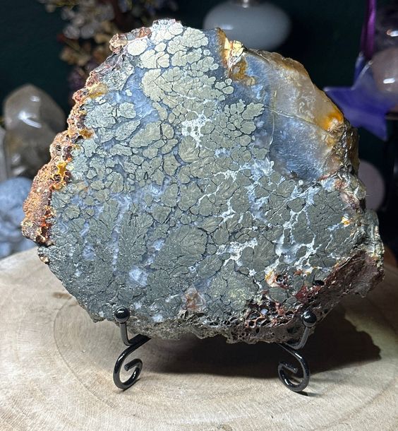 vertus-pyrite-sur-agate