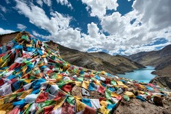 drapeau-tibetain-au-sol
