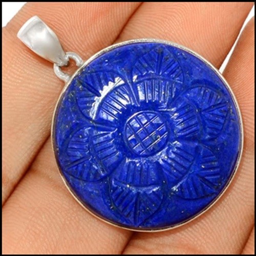 pendentif en lapis lazuli sculpté