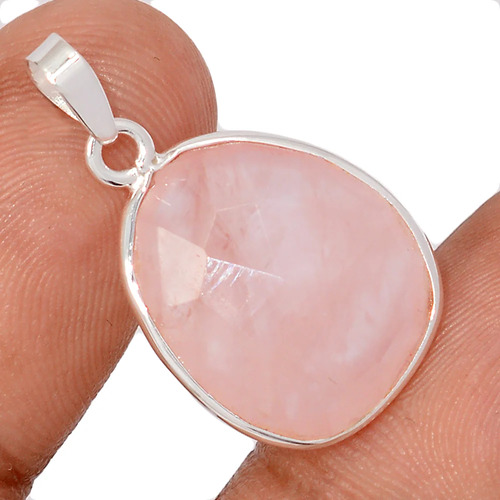 pendentif quartz rose sculpté