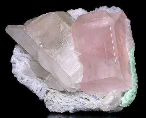 Morganite-sur-quartz-vertus