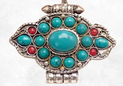 Amulette bouddhiste Gau : le pendentif tibétain qui protège et porte chance