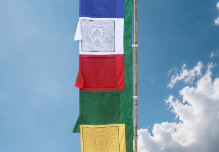 Le drapeau tibétain vertical : histoire, symboles et signification