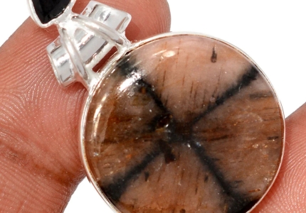 Chiastolite, la pierre à croix naturelle qui protège et ancre